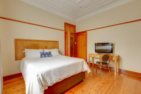 51 on York Unit 3 with shared bathroom